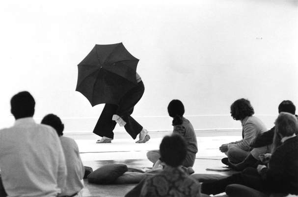 Glenn Lewis performing at Chromatic Steps